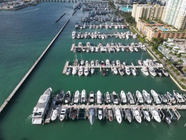 Miami 'de lüks bir yaz tatili. Özel tekne üstü. Lüks teknesi olan bir Marina. Miami 'deki yat kulübü ve yat limanı. Özel yat teknesi olan lüks bir yat limanı. Limanda rıhtımda bir yat var. Marina yatı kayıyor..