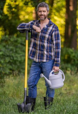 Bahar çiftçiliği. Ağaç dikiyorum. Bahçıvanlık ve tarım. Kürekli İspanyol bir çiftçi. Bahar çiftliğindeki çiftçi. İnsan kürekle ağaç diker. Bahçe aleti. Bitki ekme ve yetiştirme. Ekoloji kavramı.