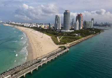 Miami Güney Sahili hava manzarası. Havadan Miami gökdeleni. Miami 'nin güney sahili. South Beach 'in şehir manzarası. Lüks bir manzara. Florida Panoraması. Miami 'nin gökdelen mimarisi.