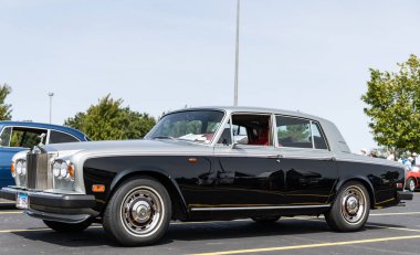 Chicago, Illinois, ABD - 08 Eylül 2024 Rolls Royce Silver Shadow klasik aracı, yan görüş. Retro araba. Lüks Rolls Royce Silver Shadow arabası. Chicago 'da Rolls Royce Gümüş Gölgesi
