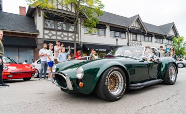 Chicago, Illinois - 29 Eylül 2024: klasik 1965 Ford Shelby Cobra yeşili. 1965 model Ford Shelby Cobra sokağa park etmiş. Köşeden bak. 1965 model Ford Shelby Kobra Roadster Chicago 'da