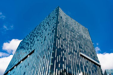 Mimari inşaat sektörü. Cam gökdelen. Şehir mimarisi. Ofis binasının mimarisi. Perspektif gökdeleni. İş gökdeleni binası. Geleceğin cam yapısı.