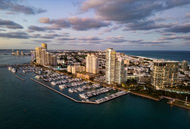 Marina Miami, Florida 'da. Biscayne Körfezi. Lüks yatı olan Miami marinası. Yaz tatili. Lüks Güney Sahili marinası. Lüks bir yat. Miami güney sahili manzaralı. Yat kulübü. Sahil kenetlenme tesisleri.