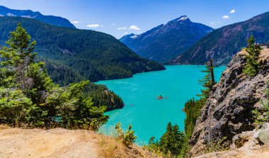 Dağ tepesi ve Diablo gölü manzarası. Doğa manzarası. Kuzey Cascades Ulusal Parkı 'ndaki Diablo Gölü. Diablo Gölü manzaralı. Dağ manzaralı Diablo gölü.