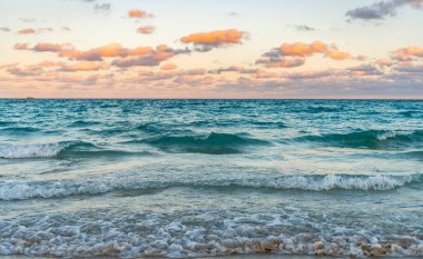 Deniz ufkuyla gökyüzü. Deniz doğarken sakin ufuk manzarası. Deniz manzarasında romantik yaz tatili gündoğumu. Deniz ufku manzarası. Yaz tatilinde bulutlu gökyüzü ve deniz manzarası. Deniz dalgaları.