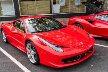 Chicago, Illinois - 29 Eylül 2024: Ferrari 458 Italia kırmızı renk. Ferrari 458 Italia caddeye park etmiş. Köşeden bak. Lüks Ferrari 458 İtalya Chicago 'da