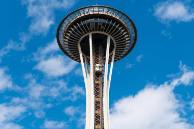 Seattle, Washington, ABD - 26 Temmuz 2024: Space Needle gözlem kulesi. Seattle mimari simgesi. Uzay iğnesinin mimarisi. Kule mimarisi dönüm noktası. Modernist kule tasarımı.