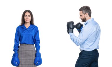 Beyazlara izole edilmiş boks eldivenli iş adamları. İş rekabeti. İş ortakları arasındaki şirket rekabeti. İş adamları savaşmaya hazır. İş rekabeti. Rekabetçi güç.