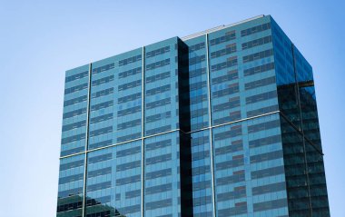 İş gökdeleni binası. Mimari inşaat sektörü. Cam gökdelen. Şehir mimarisi. Ofis binasının mimarisi. Perspektif gökdeleni. Ticari mimari.