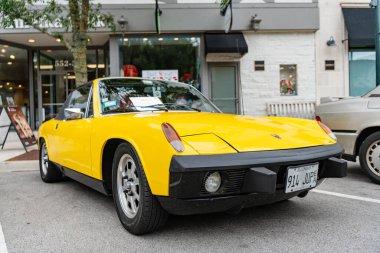 Chicago, Illinois - 29 Eylül 2024: klasik Porsche 9146 sarı renk. Sokağa park edilmiş klasik Porsche 914. Ön manzara. Retro Porsche 914 Coupe Chicago 'da