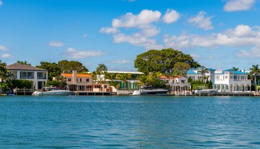 Yaz tatili. Lüks liman otel binası. Yaz tatili. Lüks konutlarda yat. Rıhtımda teknesi olan bir daire. Rıhtım manzaralı bir ev. Seyahat hedefi.