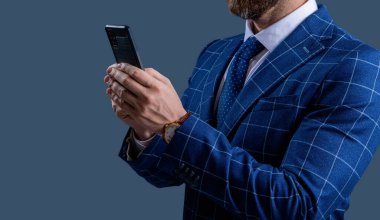 İş adamı sohbeti. İş adamı mesajlaşması ve mesajı. Sosyal ağ. Telefonu olan İspanyol bir iş adamı. Telefon kullanan bir iş adamı. Gri yolda insan telefonu görüşmesi izole edildi. Kırpılmış görünüm.