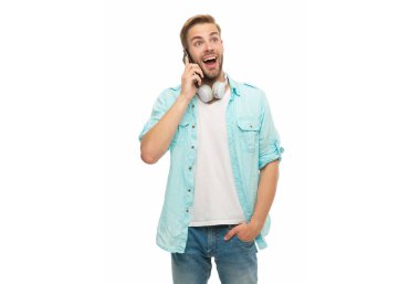 Cep telefonuyla konuşan bir adam. Telefon var. Mobil bağlantı. Kulaklıklı adam. Öğrenci yaşam tarzı. Modern iletişim. Telefonda konuşan adam beyazdan soyutlanmış. Millennial Man 'e telefon var. Merhaba..