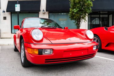 Chicago, Illinois - 29 Eylül 2024: Porsche 911 Carrera Coupe yolda. Porsche 911 Carrera Roadster kırmızısı. Porsche 911 Chicago 'daki Carrera Speedster..