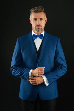 Resmi erkek giyim sektöründe başarılı bir adam. Erkek giyim tarzı. Şık smokin papyonu. Resmi etkinlikte zengin bir iş adamı. Zengin ısmarlama smokinli adam. Siyah takım elbiseli smokinli adam izole edilmiş. Büyük patron..