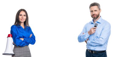 Reklam konsepti. İş fikri reklamı. Mikrofonlu ve hoparlörlü iş adamları beyaza izole edildi. İşadamı organizatörünün bir fikri var. İş ilanı. Promosyon indirimi.