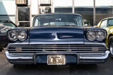 Park Ridge, Illinois, ABD - 22 Ağustos 2024: Chevrolet Delray 'in siyah arabası. Chevy Chevrolet Delray. Otomobil fuarında park etmiş siyah bir araba. Chevrolet Delray eski araba.