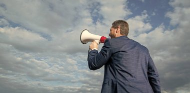 Arkaplanda hoparlörde işadamı uyarısının arka plan görüntüsü.