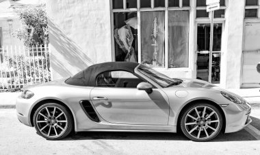 Miami Beach, Florida USA - 14 Nisan 2021: gümüş Porsche 718 boxster 's, yan görüş. Lüks üstü açık araba..