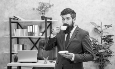 Ofiste fotokopi alanı olan kahve içen sakallı bir iş adamı..