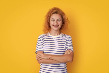 Gülümseyen kızıl saçlı kadın yüzü sarı arka planda soyutlanmış. Stüdyodaki genç kızıl saçlı kadının yüzü. Yetişkin kızıl saçlı kadın yüzü.