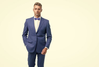 Beyaz arka planda kendine güvenen, papyonlu zarif bir garson..