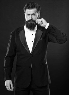 Siyah arka planda smokinli sakallı damat, erkek giyim..