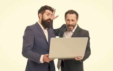 Bilgisayar teknolojisi iş başında. İş adamları bilgisayar sorunuyla ilgilenir. E-ticaret. Yeni teknoloji. Modern hayat. İş iletişimi teknolojisi. Teknoloji problemi çözülüyor.