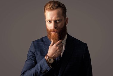 Takım elbise ve yakışıklı CEO kravatı. Takım elbiseli şirket yöneticisi gri arka planda izole edilmiş. İş CEO 'su resmi kıyafet giyer. Stüdyo CEO 'su..