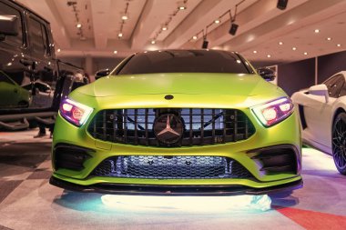 New York City, ABD - 27 Mart 2024: Mercedes Benz CLS parlak yeşil araba New York Uluslararası Otomobil Fuarı, ön manzara.