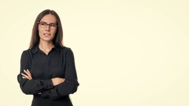 Girişimci için başarılı bir iş. İş görüşü. Başarılı iş kadını beyazlar içinde izole edilmiş. Hırslı şirket yöneticisi. İş kadınlarının liderliği. Gözlüklü iş kadını. Pankart.