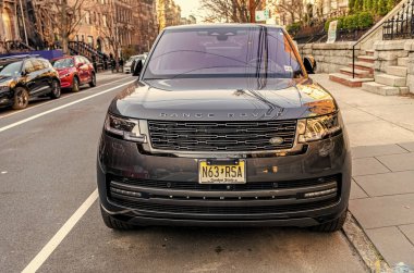 New York City, ABD - 15 Mart 2024: Land Rover Range Rover modern araba açık hava, ön manzara.
