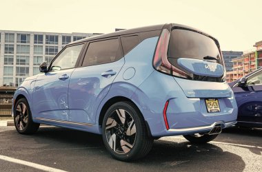 New York City, ABD - 31 Mart 2024 Kia Soul GT-Line Modern mavi araba açık havada park edilmiş, nadir manzara.