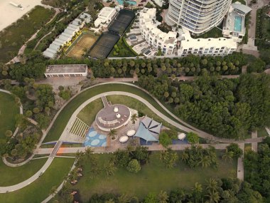 Miami güney sahili hava manzaralı. Salon alanının şehir mimarisi. Miami, Florida 'nın şehir manzarası. Şehrin mimarisi bu işte. Şehir merkezinde parklı. Miami plajının silüeti.