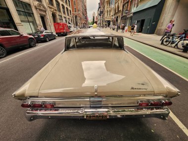 New York City, ABD - 17 Ağustos 2023: Mercury Montclair 1964 model klasik araba sokağa park edilmiş, nadir manzara.