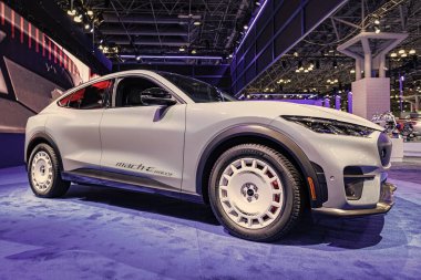 New York City, ABD - 27 Mart 2024: Ford Mustang Mach-E SUV elektrikli araç New York Uluslararası Otomobil Fuarı, yan görüş.