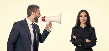 Rekabet konsepti. İş çatışması. Hoparlörden meslektaşlarına bağıran iş adamı beyaza sarılıyor. İş adamının terfi konusunda ortağıyla anlaşmazlığı var. İş adamı anlaşmazlığı çözüyor.