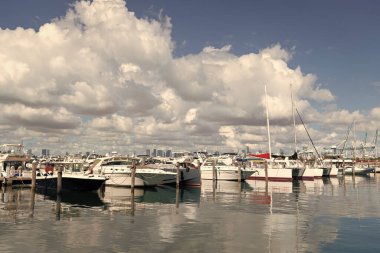 Lauderdale Kanalı 'na demirlemiş lüks bir yat. Miami sahilinde lüks bir yat. Miami Beach, Florida 'daki Marina' da. Lüks Güney Sahili marinası. Miami şehir marinası etkileyici bir yat ve teknesi var. Yat limanı..