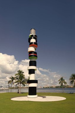 Güney sahil marinası. Miami Beach Florida USA 'daki South Pointe Park Pier' deki ünlü anıt. Yaz tatili. South Pointe Parkı. Miami Metro 'daki şehir parkı Miami' nin güney sahilinde..