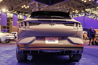 New York City, ABD - 27 Mart 2024: Ford Mustang Mach-E SUV elektrikli araba New York Uluslararası Otomobil Fuarı, arka görüş.