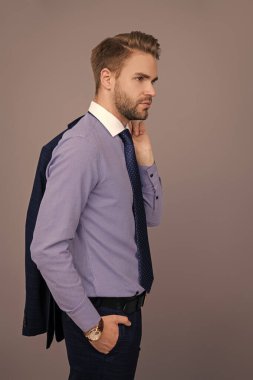 Başarılı bir iş. Girişimcinin başarısı. Ofis müdürü. Takım elbiseli bir iş adamı griden izole edilmiş. Başarılı ve profesyonel iş adamı. İş adamı portresi. Deneyimli yönetici.