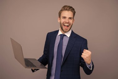 Başarılı bir iş adamı griden izole edilmiş dizüstü bilgisayar kullanıyor. Çevrimiçi çalışan serbest çalışan biri. Adamın online blogu var. Ofisinde dizüstü bilgisayarla takım elbiseli bir iş adamı. Uzaktan kumandalı çalışıyor. İş günlüğü başarısı.