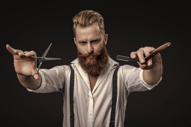 Berberdeki kuaförden saç kesimi. Berber adam. Traş bıçağı olan bir berber tıraş olur. Berber adam berber dükkanında saçını kestiriyor. Berber dükkanında harika zaman geçirdik..