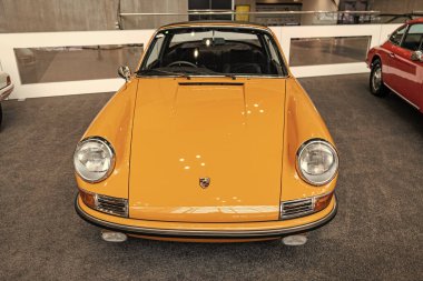 New York City, ABD - 27 Mart 2024: 1968 Porsche 912 New York Uluslararası Otomobil Fuarı, ön manzara.