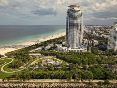 Miami, Florida 'nın gökyüzü manzarası. Şehrin mimarisi bu işte. Şehir merkezinin silüeti. Miami 'nin silüeti. Miami güney sahili hava manzaralı. Şehrin gökdelen mimarisi ve marinası. Şehir silüeti.