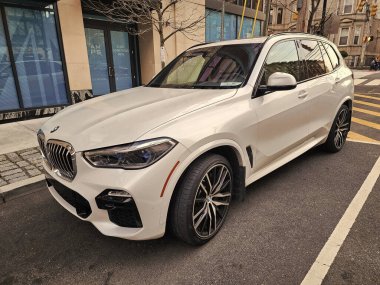 New York City, ABD - 10 Şubat 2019 BMW X5 SUV beyaz araba, yan köşe manzaralı.