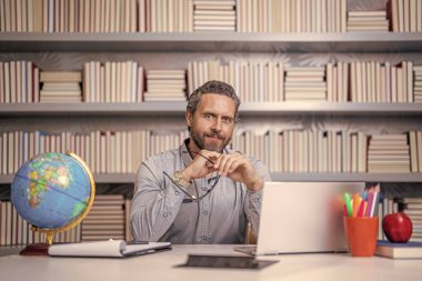 Okul eğitimi. Bilgi ve eğitim. Okulda öğretmenim. Öğretmen okula eğitim veriyor. Okul dersinde bilgi. Sınıfta öğretmen. Öğretmenler günü. Bilgi günü. Ömür boyu öğrenme ve bilgi.