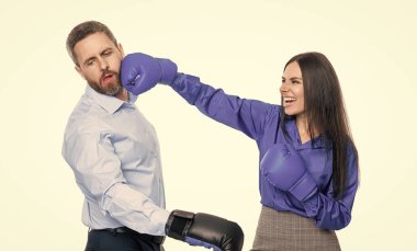 İş adamlarıyla iş kavgası. İş adamları birbirlerine karşı savaşırlar. İş kavgası. İş ortakları boks eldivenleriyle dövüşüyor. Öfke kontrolü. zor iş görüşmesi.