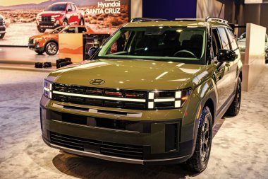 New York City, ABD - 27 Mart 2024: Hyundai Santa Fe SUV yeşil araba New York Uluslararası Otomobil Fuarı, ön köşe manzaralı.