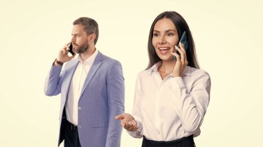 İş adamları konuşmak için telefon kullanıyor. Ofiste iş görüşmesi. İş görüşmesi çağrısı. İş arkadaşına telefon et. Telefonda konuşan iş adamları beyazlar üzerinde izole edilmiş. Yoğun çalışma günü.